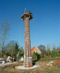 843953 Afbeelding van de restauratie van een schoorsteen die ooit in gebruik is geweest bij een glastuinbouwbedrijf, ...